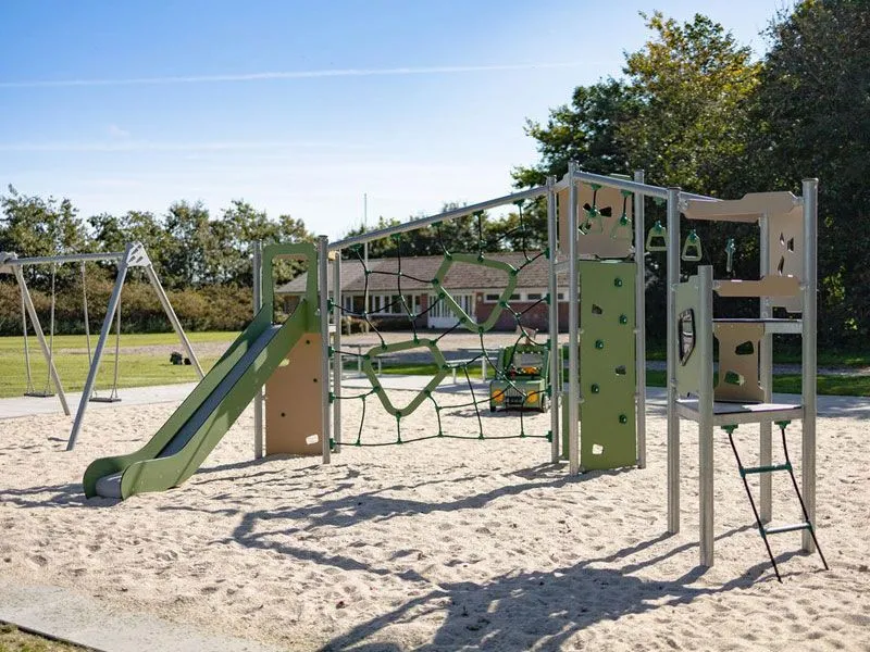 Spielanlage Boris mit 3 Spieltürmen auf dem Sandspielplatz Spielanlage Boris mit 3 Spieltürmen auf dem Sandspielplatz